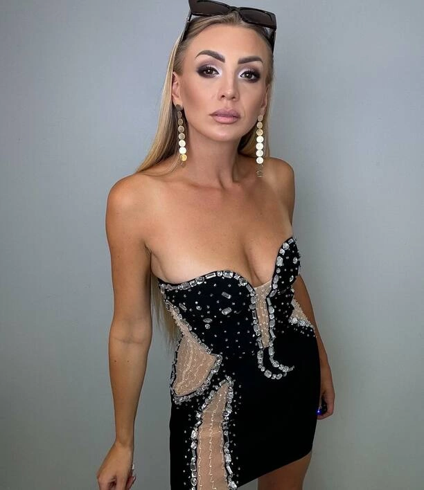 Joanna Narożna w sukience z mega dekoltem! Piersi na pierwszym planie rozgrzały fanów do czerwoności!