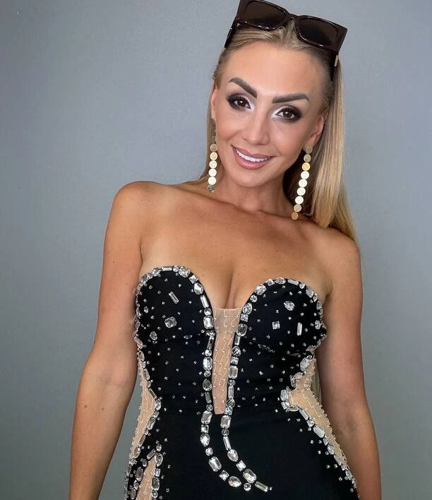 Joanna Narożna w sukience z mega dekoltem! Piersi na pierwszym planie rozgrzały fanów do czerwoności!