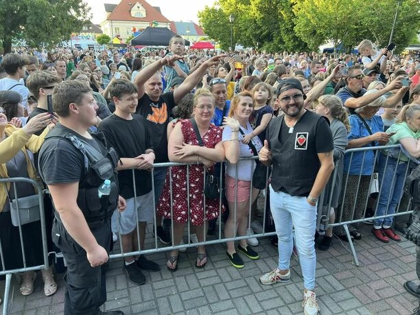 Kilka tysięcy osób na koncercie Andre w Łęczycy! Uwielbiana formacja disco polo rozgrzała tłum!