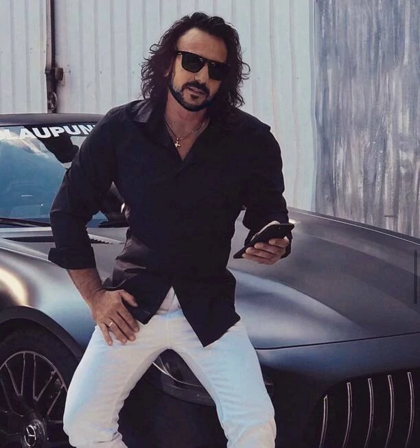 Szok! Obłędna metamorfoza znanego gwiazdora disco polo! Wygląda teraz jak Keanu Reeves [Zdjęcia]