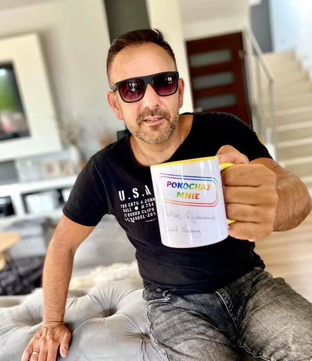 Szok! Obłędna metamorfoza znanego gwiazdora disco polo! Wygląda teraz jak Keanu Reeves [Zdjęcia]