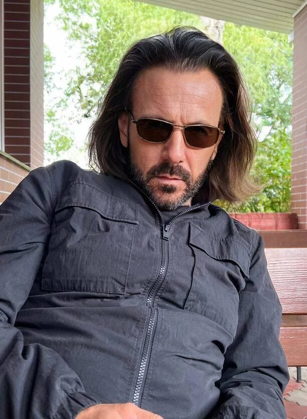 Szok! Obłędna metamorfoza znanego gwiazdora disco polo! Wygląda teraz jak Keanu Reeves [Zdjęcia]