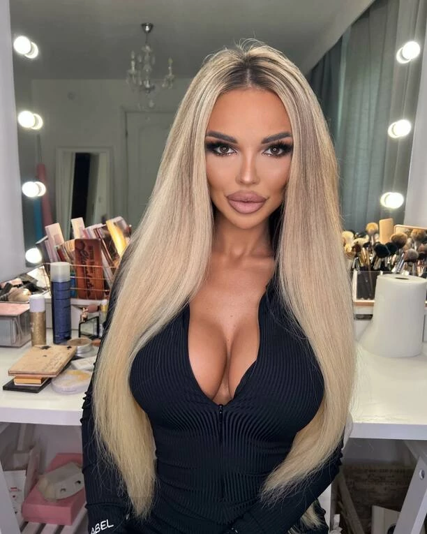 OGROMNY dekolt gwiazdy disco polo! Tak wokalistka lśniła na ściance! 