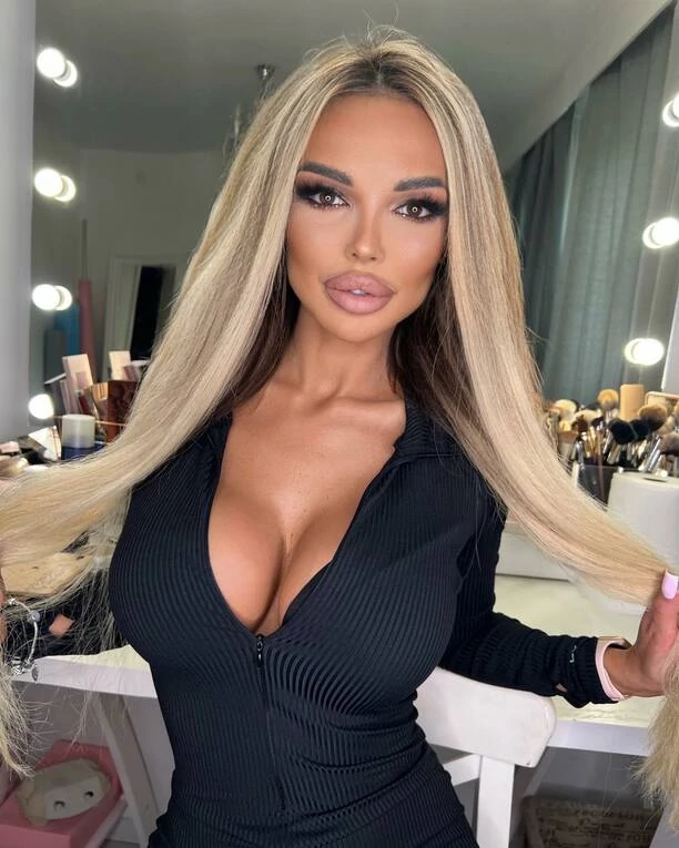 OGROMNY dekolt gwiazdy disco polo! Tak wokalistka lśniła na ściance! 