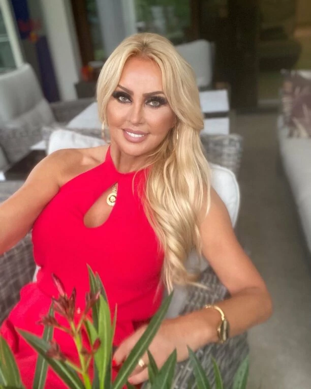 Teresa Werner cała w czerwieni! Królowa śląskich szlagierów promienieje!