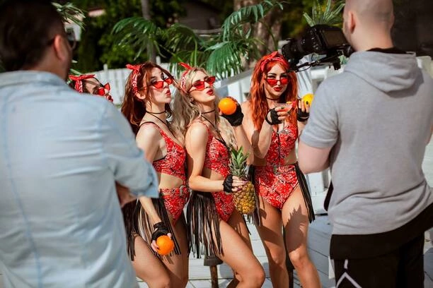 To będzie całuśna i letnia premiera od Andre. Tylko u nas szczegóły produkcji pt. „Całuj„.