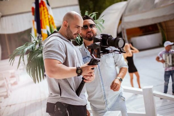 To będzie całuśna i letnia premiera od Andre. Tylko u nas szczegóły produkcji pt. „Całuj„.