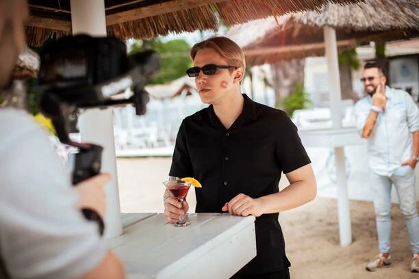 To będzie całuśna i letnia premiera od Andre. Tylko u nas szczegóły produkcji pt. „Całuj„.