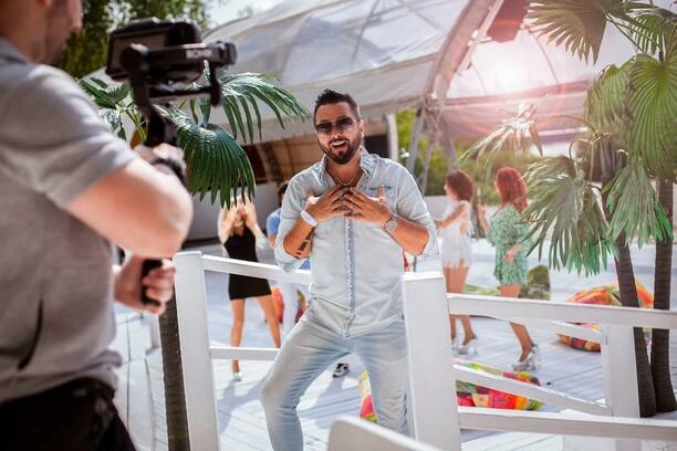 To będzie całuśna i letnia premiera od Andre. Tylko u nas szczegóły produkcji pt. „Całuj„.