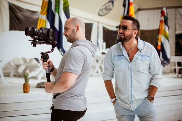 To będzie całuśna i letnia premiera od Andre. Tylko u nas szczegóły produkcji pt. „Całuj„.