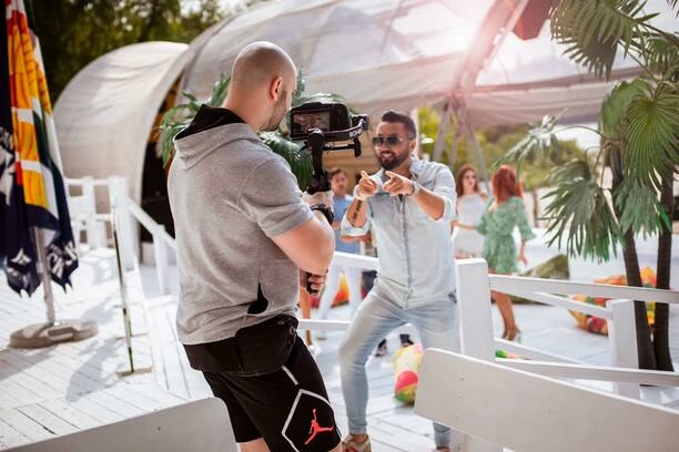 To będzie całuśna i letnia premiera od Andre. Tylko u nas szczegóły produkcji pt. „Całuj„.