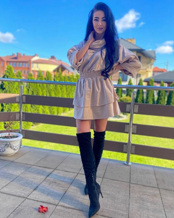 Piękna wokalistka zachwyca wyjątkową stylizacją! Te buty to hit każdej jesieni! 