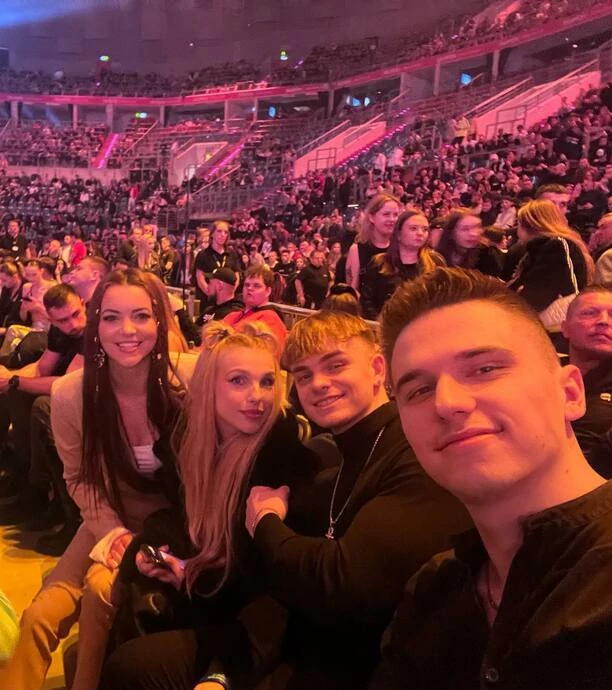 Angelika Żmijewska na Fame MMA! Znana wokalistka disco polo zszokowała tym fanów! CO SIĘ DZIEJE?! 