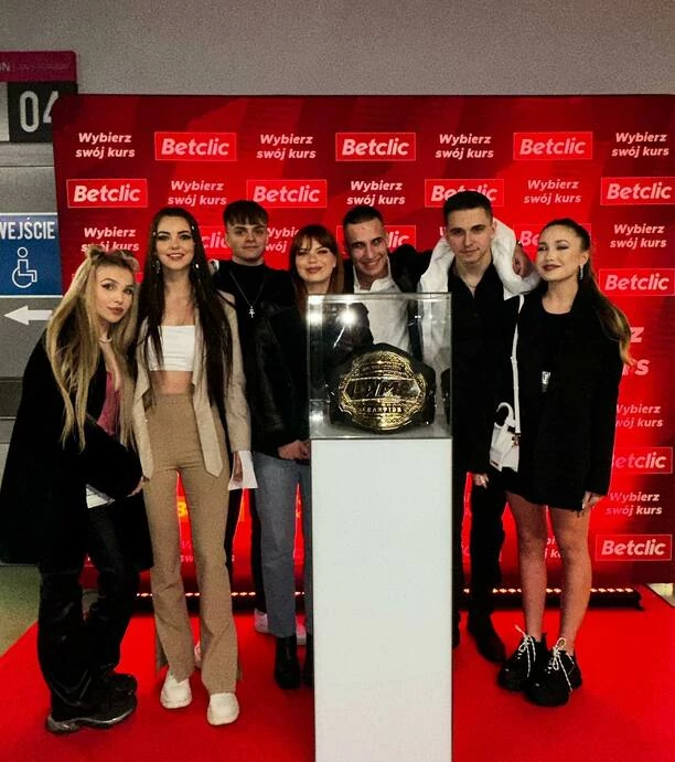 Angelika Żmijewska na Fame MMA! Znana wokalistka disco polo zszokowała tym fanów! CO SIĘ DZIEJE?! 