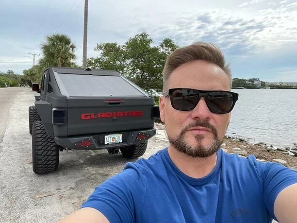 Gwiazdor disco polo Valdi stworzył własną bestię za ponad 600 tysięcy złotych! To wyjątkowy samochód!
