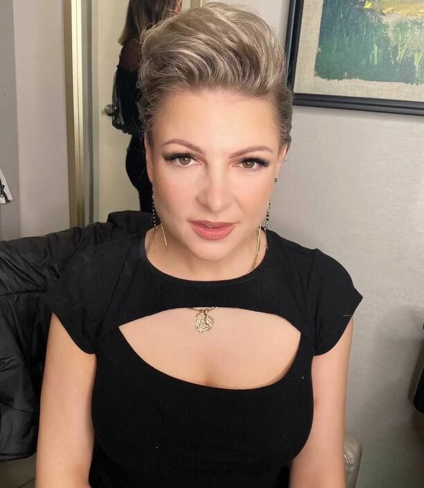 Magdalena Narożna - Piękni i Młodzi w wyjątkowej odsłonie! Gwiazda disco polo zachwyciła makijażem! Jak wygląda?! 