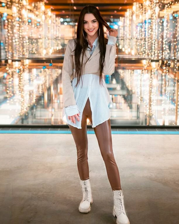 Angelika Żmijewska wygląda obłędnie! Fani „Przepiękna„. Znana wokalistka disco polo w kobiecej stylizacji podbija Internet!