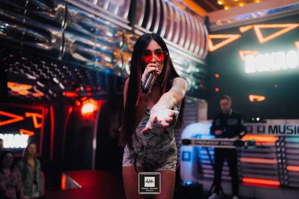 Roxaok szokuje publiczność - skąpy strój w dolary i zmysłowe ruchy na scenie!