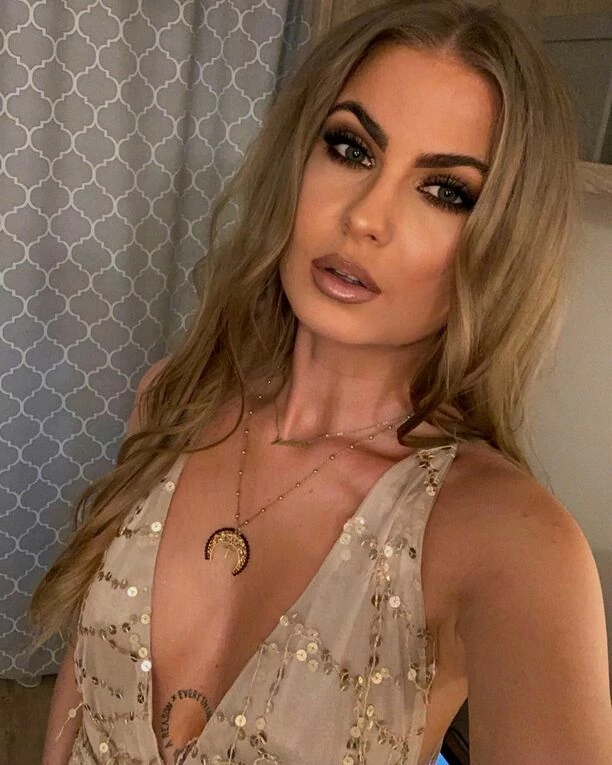 Uwielbiana wokalistka disco polo Marlena Sztando Szpilki, odważnie odsłoniła biust ujawniając tym samym pewien szczegół! Zauważysz go?!