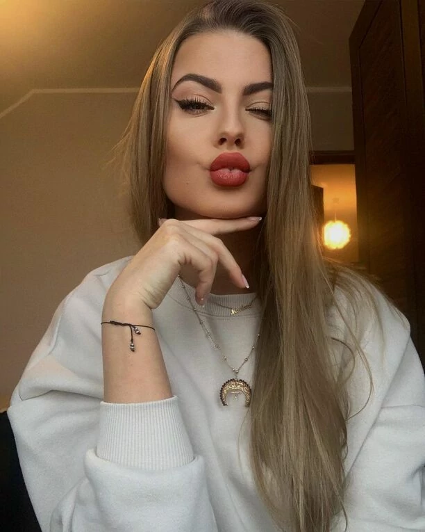 Uwielbiana wokalistka disco polo Marlena Sztando Szpilki, odważnie odsłoniła biust ujawniając tym samym pewien szczegół! Zauważysz go?!