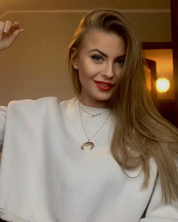 Uwielbiana wokalistka disco polo Marlena Sztando Szpilki, odważnie odsłoniła biust ujawniając tym samym pewien szczegół! Zauważysz go?!