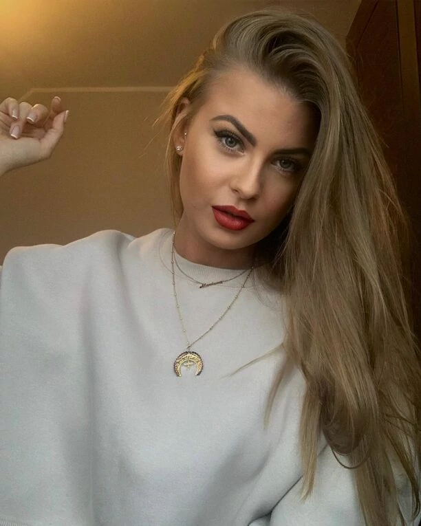 Uwielbiana wokalistka disco polo Marlena Sztando Szpilki, odważnie odsłoniła biust ujawniając tym samym pewien szczegół! Zauważysz go?!