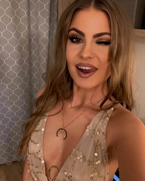 Uwielbiana wokalistka disco polo Marlena Sztando Szpilki, odważnie odsłoniła biust ujawniając tym samym pewien szczegół! Zauważysz go?!