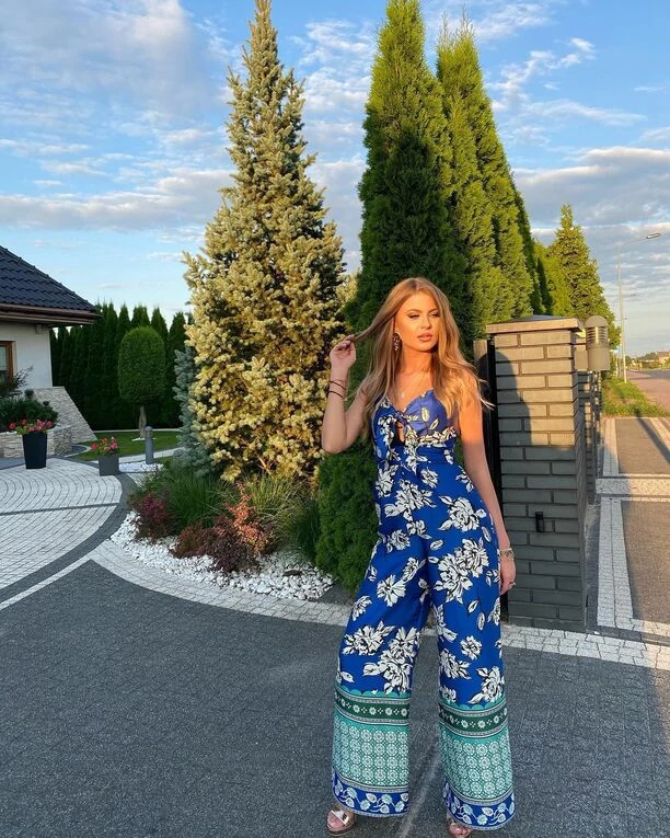 Uwielbiana wokalistka disco polo Marlena Sztando Szpilki, odważnie odsłoniła biust ujawniając tym samym pewien szczegół! Zauważysz go?!