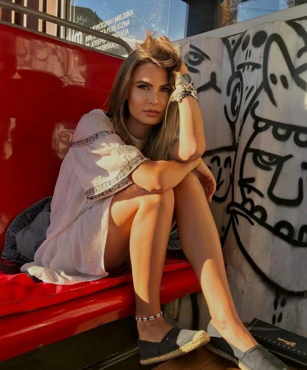 Uwielbiana wokalistka disco polo Marlena Sztando Szpilki, odważnie odsłoniła biust ujawniając tym samym pewien szczegół! Zauważysz go?!