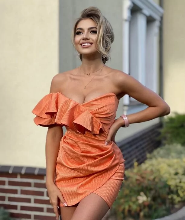 Śliczna gwiazdeczka znana ze świata disco polo odsłoniła biust! Fani zachwyceni, komplementują artystkę! 