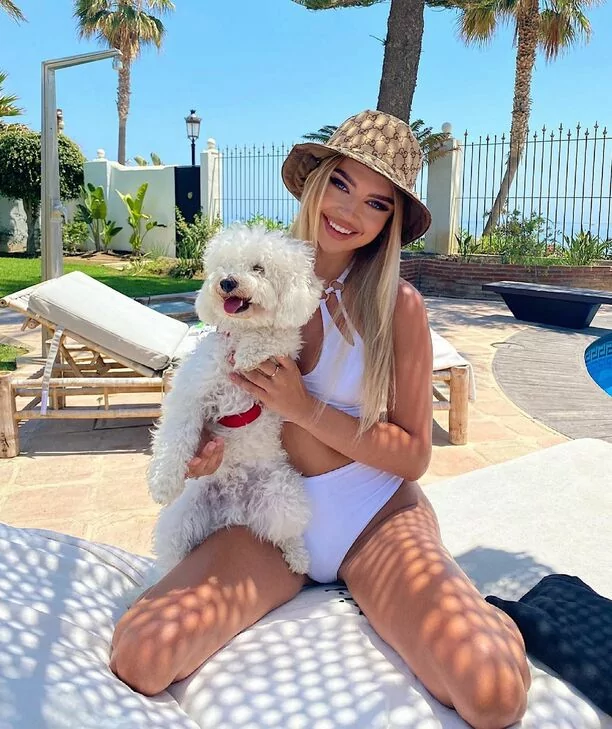 Śliczna gwiazdeczka znana ze świata disco polo odsłoniła biust! Fani zachwyceni, komplementują artystkę! 