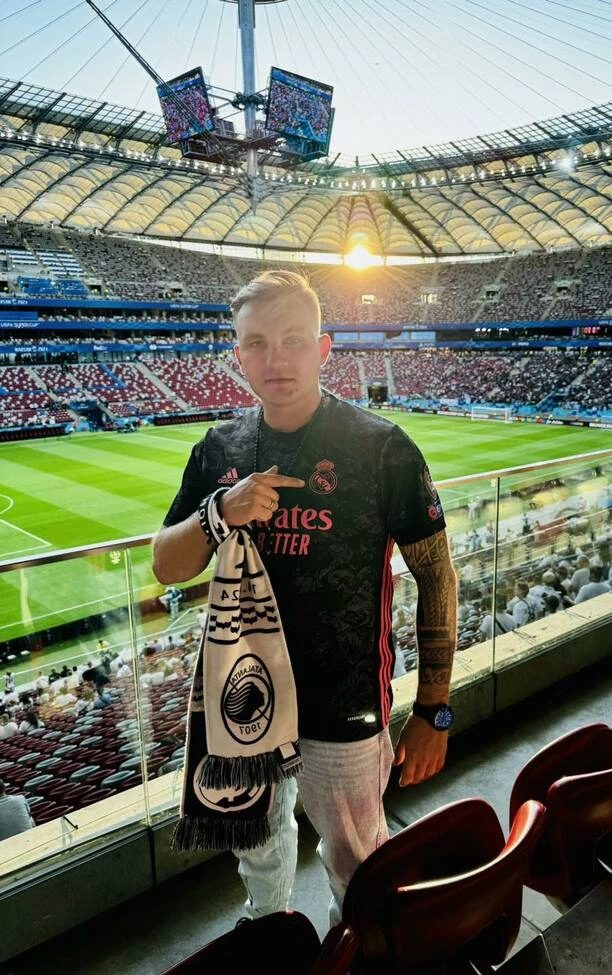 Stało się! Wokalista disco polo spełnia marzenia na meczu Realu Madryt w Warszawie!