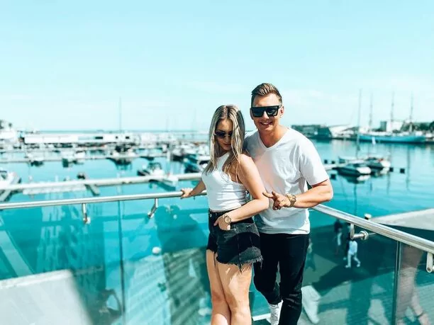 Śliczna wokalistka disco polo zachwyca zgrabnymi nogami! Fani wniebowzięci! Wygląda bardzo dziewczęco! 