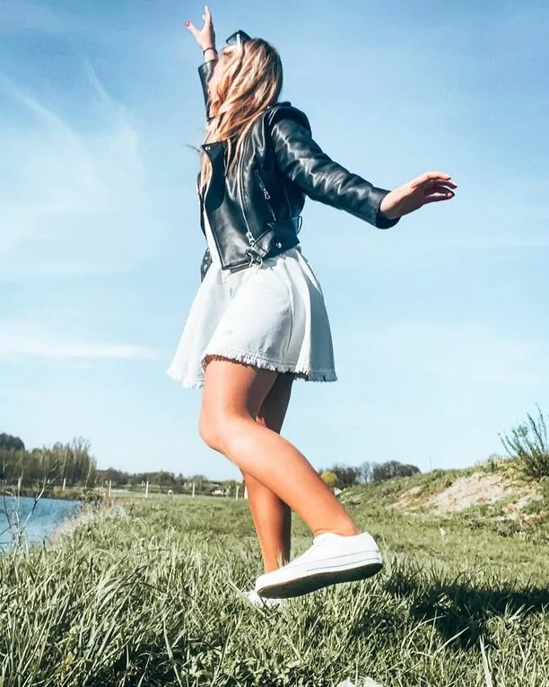 Śliczna wokalistka disco polo zachwyca zgrabnymi nogami! Fani wniebowzięci! Wygląda bardzo dziewczęco! 