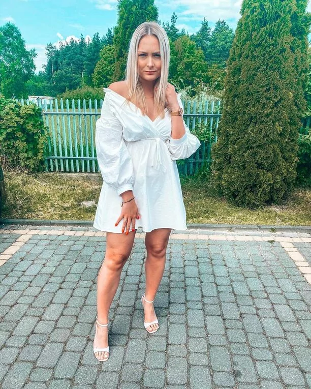 Śliczna wokalistka disco polo zachwyca zgrabnymi nogami! Fani wniebowzięci! Wygląda bardzo dziewczęco! 