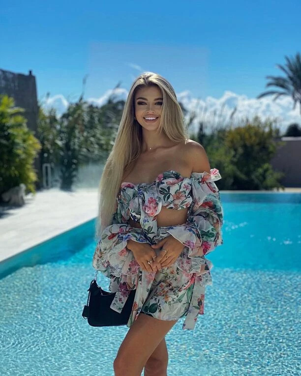 Dekolt aż do pasa! Znana artystka disco polo kusi odsłoniętym ciałem! 