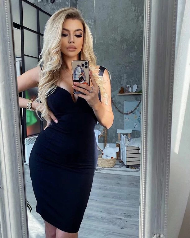 Dekolt aż do pasa! Znana artystka disco polo kusi odsłoniętym ciałem! 