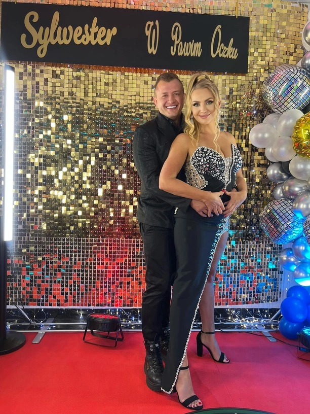 Głęboki dekolt gwiazdy disco polo! Joanna Narożna z Pięknych i Młodych olśniewa sylwestrowym wyglądem!