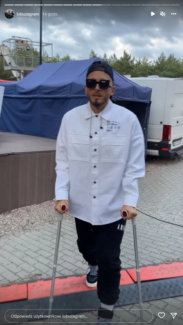 Dramat przed koncertem! Produkcja wprowadziła gwiazdora disco polo na scenę Wakacyjnej Trasy Dwójki! Łobuza czeka operacja! 