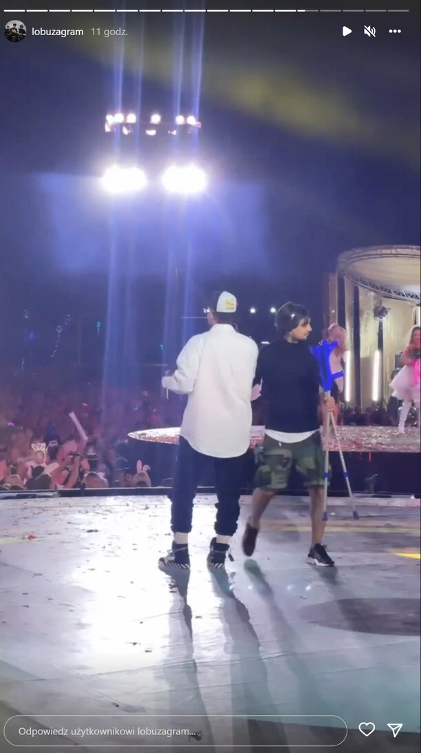 Dramat przed koncertem! Produkcja wprowadziła gwiazdora disco polo na scenę Wakacyjnej Trasy Dwójki! Łobuza czeka operacja! 
