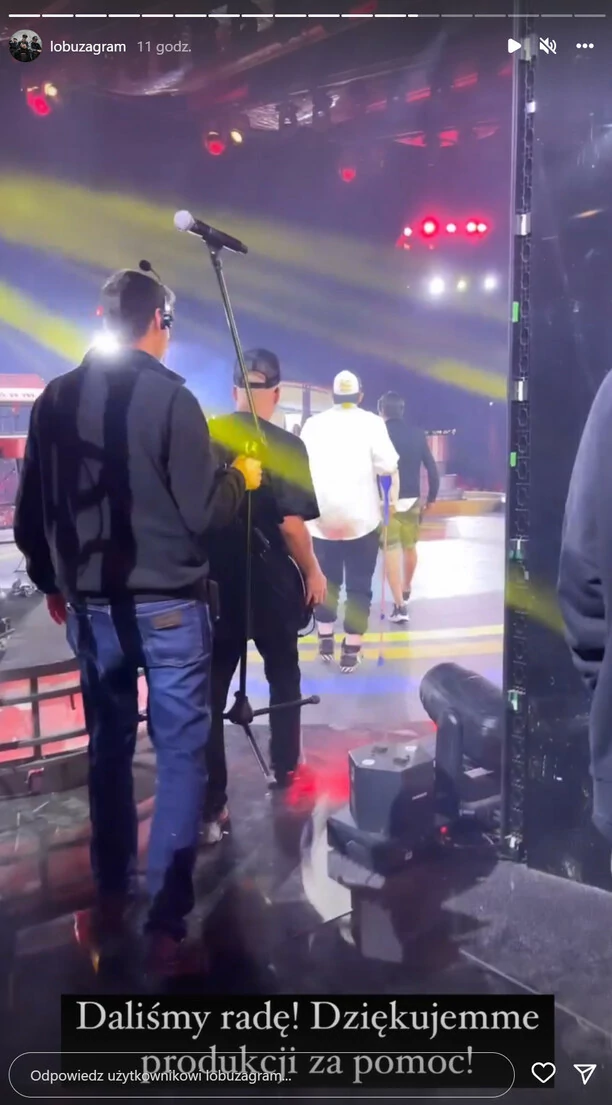 Dramat przed koncertem! Produkcja wprowadziła gwiazdora disco polo na scenę Wakacyjnej Trasy Dwójki! Łobuza czeka operacja! 