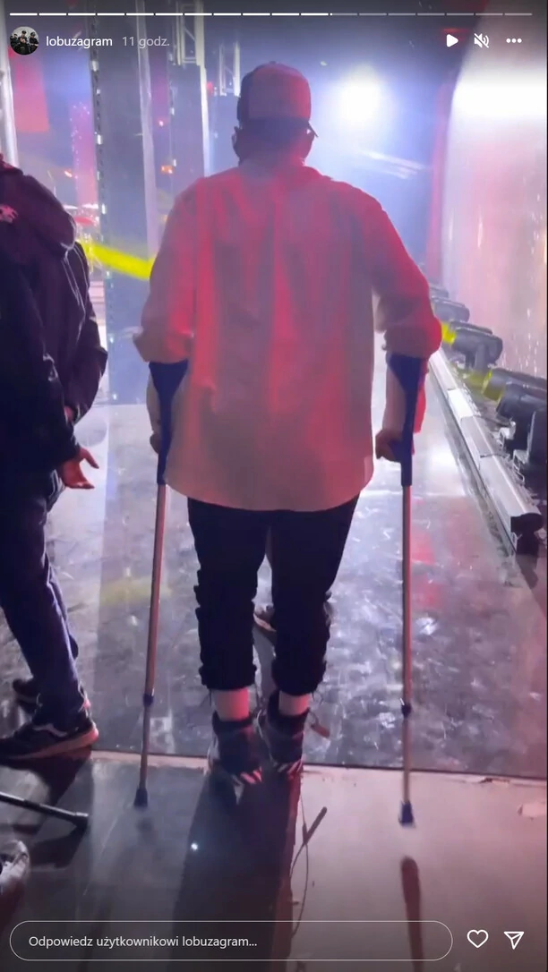 Dramat przed koncertem! Produkcja wprowadziła gwiazdora disco polo na scenę Wakacyjnej Trasy Dwójki! Łobuza czeka operacja! 