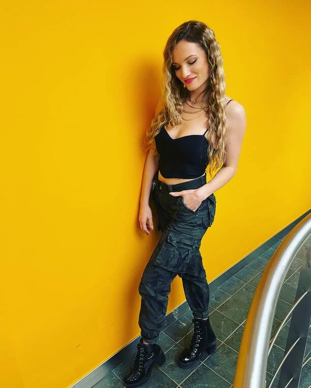 MEGA głęboki dekolt gwiazdy disco polo! Tak znana wokalistka ubrała się do telewizji Polsat! Jest HOT! 