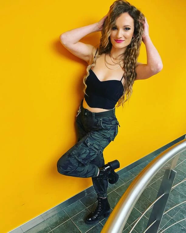 MEGA głęboki dekolt gwiazdy disco polo! Tak znana wokalistka ubrała się do telewizji Polsat! Jest HOT! 