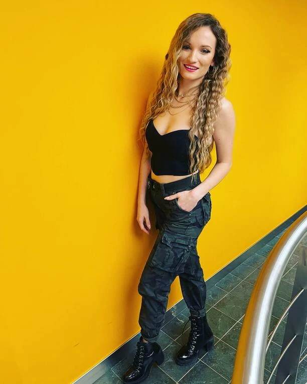 MEGA głęboki dekolt gwiazdy disco polo! Tak znana wokalistka ubrała się do telewizji Polsat! Jest HOT! 