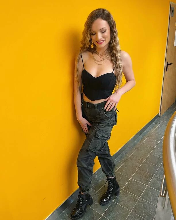 MEGA głęboki dekolt gwiazdy disco polo! Tak znana wokalistka ubrała się do telewizji Polsat! Jest HOT! 