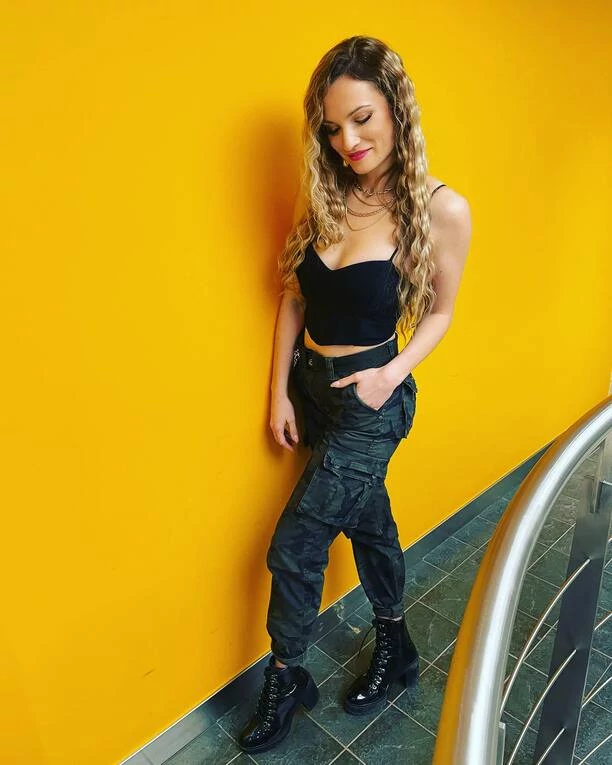 MEGA głęboki dekolt gwiazdy disco polo! Tak znana wokalistka ubrała się do telewizji Polsat! Jest HOT! 