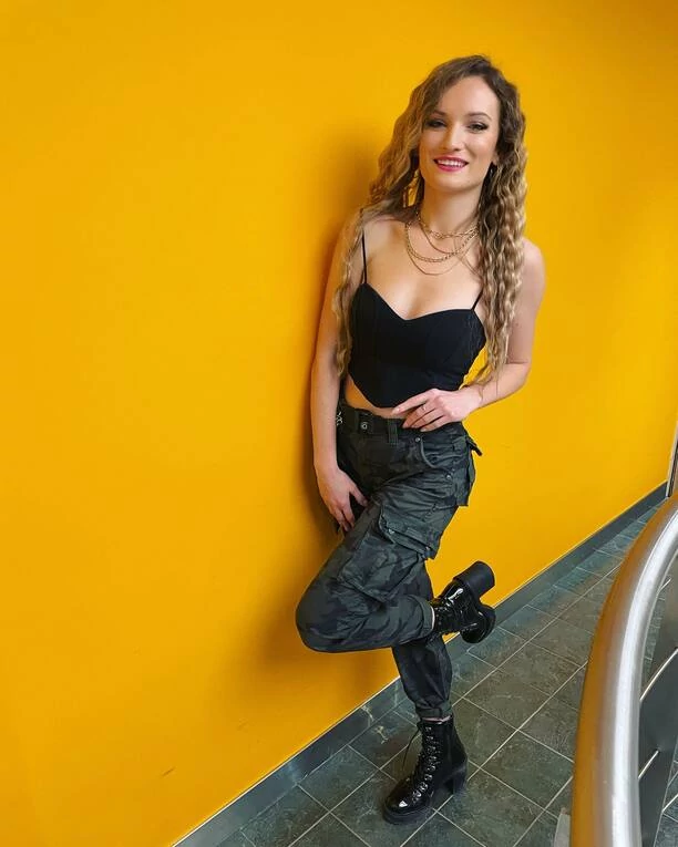 MEGA głęboki dekolt gwiazdy disco polo! Tak znana wokalistka ubrała się do telewizji Polsat! Jest HOT! 