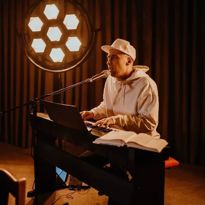 Uwielbiany wokalista disco polo tworzy muzykę religijną! Artysta założył nowy zespół! Zobaczcie zdjęcia! 