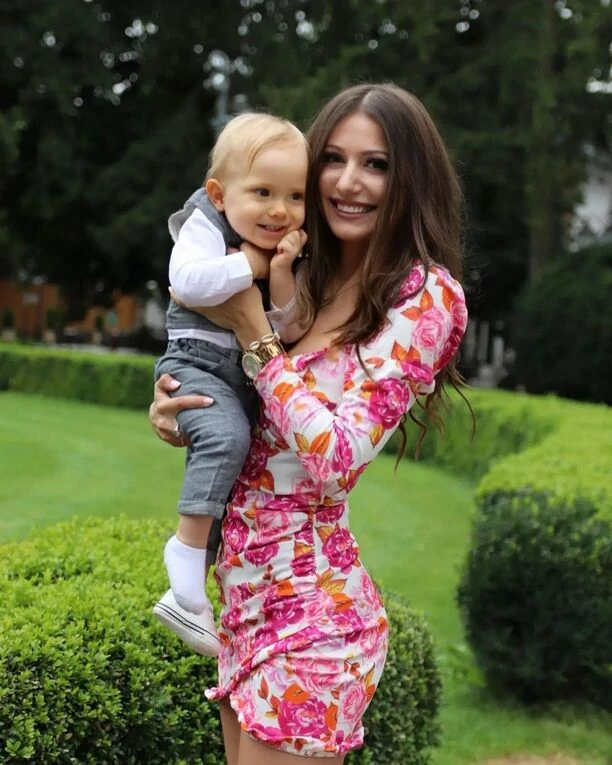 Prześliczna gwiazdeczka disco polo została mamą?! Wymowne zdjęcia trafiły do sieci! ”Podobni jesteście do siebie”